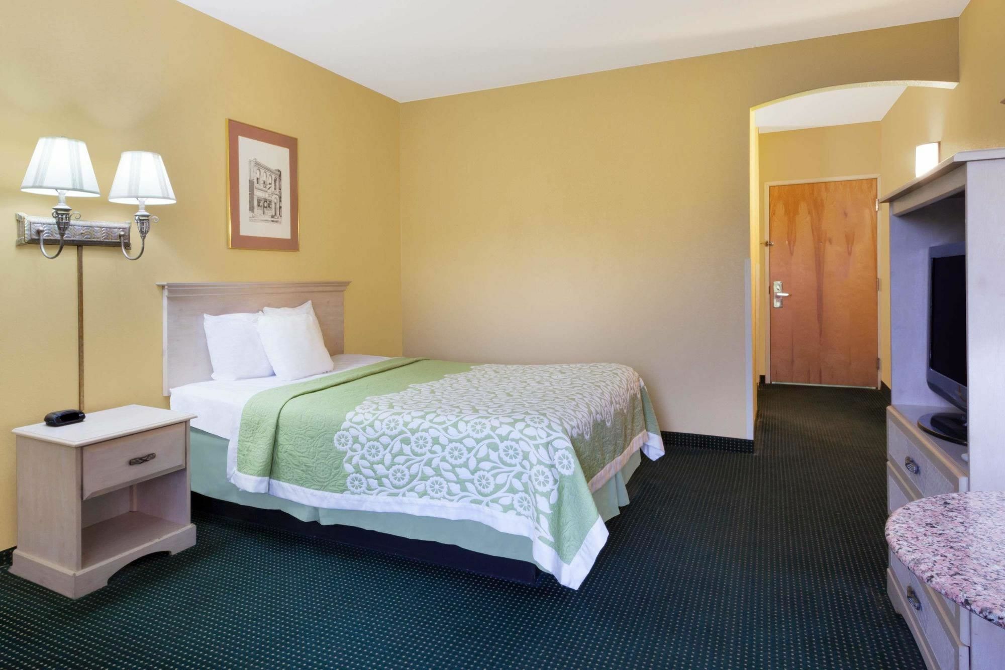 Days Inn & Suites By Wyndham Murfreesboro Extérieur photo